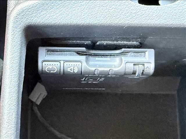 シビック タイプＲ　ユーロ　ＣＤ／ラジオ　キーレスキー　Ｐスタ　ステリモ　ＥＴＣ　ヒーテッドミラー　Ｃセンサー　シートリフター　チルトステア　シガーソケット　電格ミラー　セキュリティアラーム　革巻きステア　マット　キセノン（17枚目）