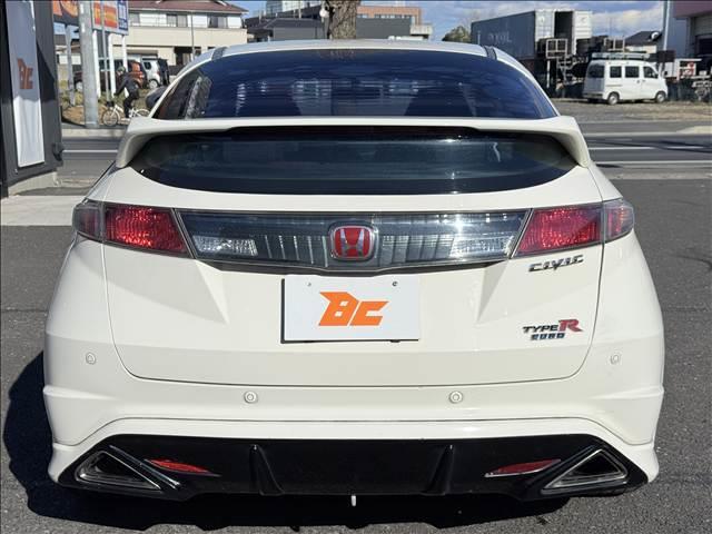 シビック タイプＲ　ユーロ　ＣＤ／ラジオ　キーレスキー　Ｐスタ　ステリモ　ＥＴＣ　ヒーテッドミラー　Ｃセンサー　シートリフター　チルトステア　シガーソケット　電格ミラー　セキュリティアラーム　革巻きステア　マット　キセノン（23枚目）