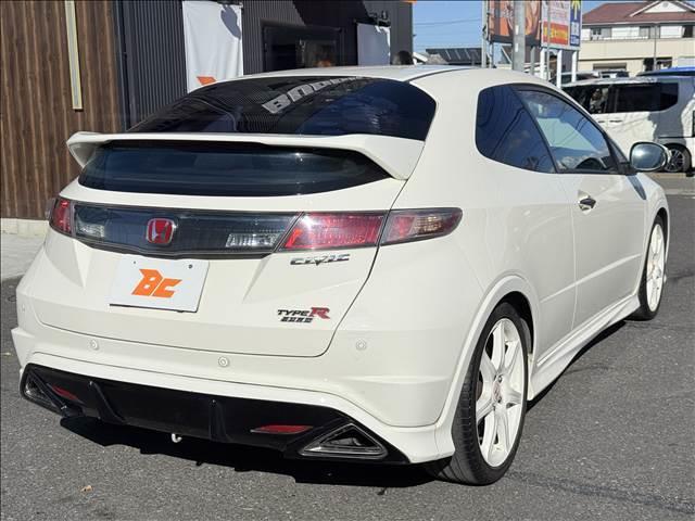 シビック タイプＲ　ユーロ　ＣＤ／ラジオ　キーレスキー　Ｐスタ　ステリモ　ＥＴＣ　ヒーテッドミラー　Ｃセンサー　シートリフター　チルトステア　シガーソケット　電格ミラー　セキュリティアラーム　革巻きステア　マット　キセノン（24枚目）