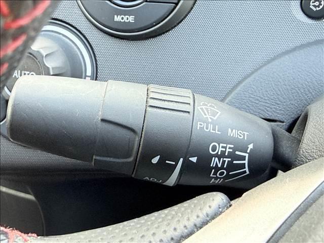 シビック タイプＲ　ユーロ　ＣＤ／ラジオ　キーレスキー　Ｐスタ　ステリモ　ＥＴＣ　ヒーテッドミラー　Ｃセンサー　シートリフター　チルトステア　シガーソケット　電格ミラー　セキュリティアラーム　革巻きステア　マット　キセノン（30枚目）