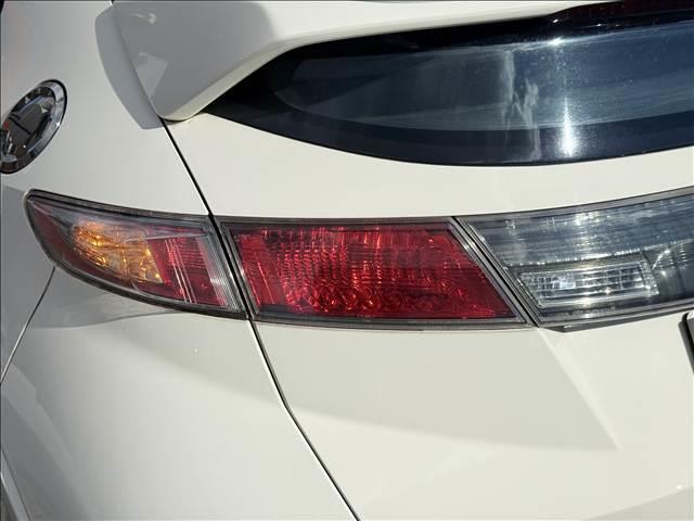 シビック タイプＲ　ユーロ　ＣＤ／ラジオ　キーレスキー　Ｐスタ　ステリモ　ＥＴＣ　ヒーテッドミラー　Ｃセンサー　シートリフター　チルトステア　シガーソケット　電格ミラー　セキュリティアラーム　革巻きステア　マット　キセノン（36枚目）