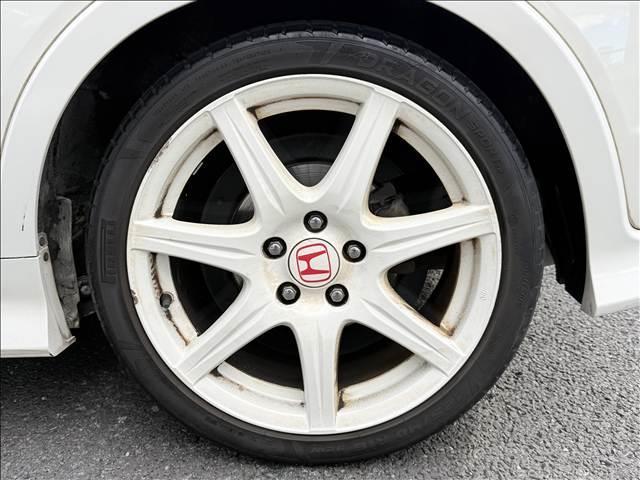 シビック タイプＲ　ユーロ　ＣＤ／ラジオ　キーレスキー　Ｐスタ　ステリモ　ＥＴＣ　ヒーテッドミラー　Ｃセンサー　シートリフター　チルトステア　シガーソケット　電格ミラー　セキュリティアラーム　革巻きステア　マット　キセノン（44枚目）