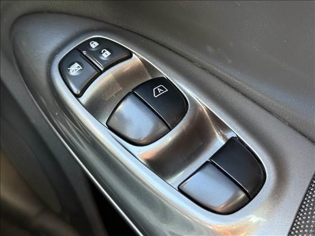 ジューク １５ＲＸ　フルセグナビ　アラウンドビューモニター　ＢＴ　ＤＶＤ再生　スマートキー　Ｐスタ　ＨＩＤライト　Ａライト　フォグ　Ａスト　ＥＴＣ　ドラレコ　アームレスト　電格ミラー　横滑り防り　カーテンサイドエアバ（29枚目）