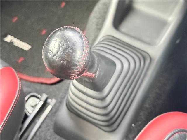 ジムニー クロスアドベンチャー　４ＷＤ　キーレスキー　シートヒーター　ヒーテッドミラー　ＣＤオーディオ　電格ミラー　フォグ　Ｐガラス　ＥＴＣ　合皮シート　背面タイヤ　ＡＢＳ　ＳＲＳエアバッグ　純正１６インチＡＷ　マット（4枚目）