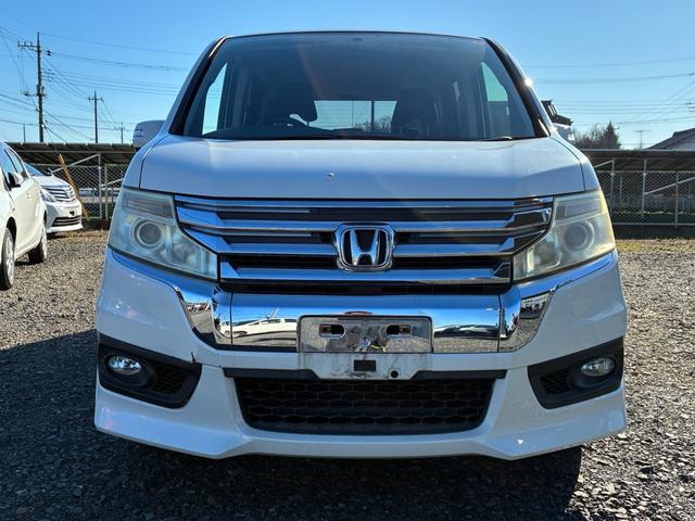 ステップワゴンスパーダ パワーエディション　ダブルエアコン　横滑り防止　ＡＡＣ　フルフラットシート　エアロ　盗難防止システム　ＢＴ　パワーステアリング　運転席エアバッグ　パワーウィンドウ　ＡＢＳ　３列シート　ＤＶＤ再生　アイドリングＳＴＯＰ（3枚目）