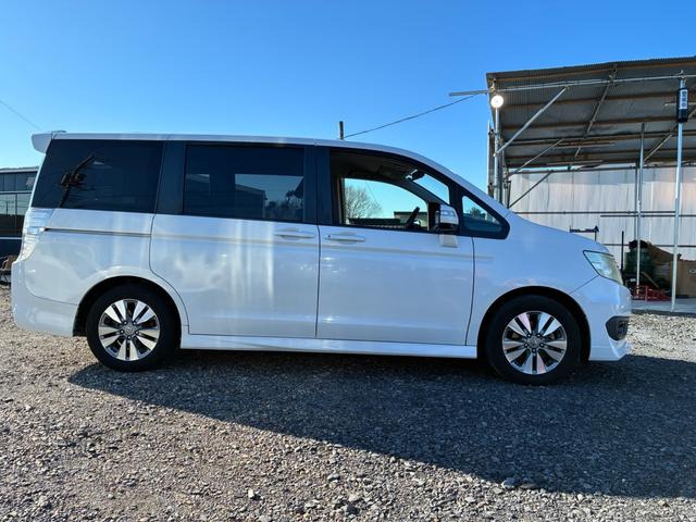 ステップワゴンスパーダ パワーエディション　ダブルエアコン　横滑り防止　ＡＡＣ　フルフラットシート　エアロ　盗難防止システム　ＢＴ　パワーステアリング　運転席エアバッグ　パワーウィンドウ　ＡＢＳ　３列シート　ＤＶＤ再生　アイドリングＳＴＯＰ（5枚目）