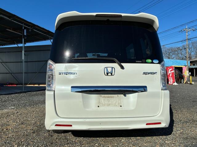 ステップワゴンスパーダ パワーエディション　ダブルエアコン　横滑り防止　ＡＡＣ　フルフラットシート　エアロ　盗難防止システム　ＢＴ　パワーステアリング　運転席エアバッグ　パワーウィンドウ　ＡＢＳ　３列シート　ＤＶＤ再生　アイドリングＳＴＯＰ（7枚目）