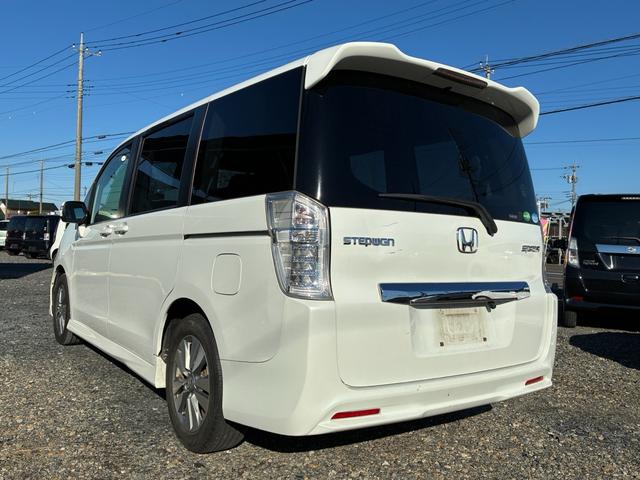ステップワゴンスパーダ パワーエディション　ダブルエアコン　横滑り防止　ＡＡＣ　フルフラットシート　エアロ　盗難防止システム　ＢＴ　パワーステアリング　運転席エアバッグ　パワーウィンドウ　ＡＢＳ　３列シート　ＤＶＤ再生　アイドリングＳＴＯＰ（8枚目）