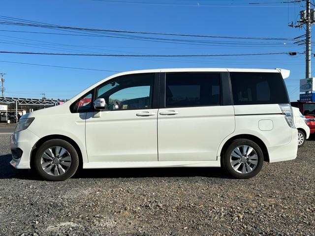 ステップワゴンスパーダ パワーエディション　ダブルエアコン　横滑り防止　ＡＡＣ　フルフラットシート　エアロ　盗難防止システム　ＢＴ　パワーステアリング　運転席エアバッグ　パワーウィンドウ　ＡＢＳ　３列シート　ＤＶＤ再生　アイドリングＳＴＯＰ（9枚目）