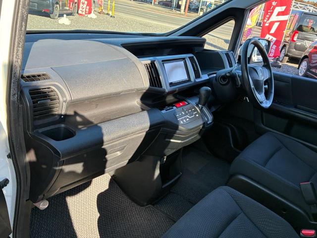 ステップワゴンスパーダ パワーエディション　ダブルエアコン　横滑り防止　ＡＡＣ　フルフラットシート　エアロ　盗難防止システム　ＢＴ　パワーステアリング　運転席エアバッグ　パワーウィンドウ　ＡＢＳ　３列シート　ＤＶＤ再生　アイドリングＳＴＯＰ（11枚目）