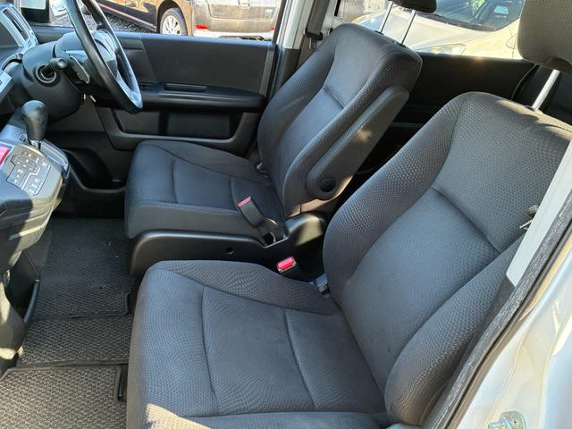 ステップワゴンスパーダ パワーエディション　ダブルエアコン　横滑り防止　ＡＡＣ　フルフラットシート　エアロ　盗難防止システム　ＢＴ　パワーステアリング　運転席エアバッグ　パワーウィンドウ　ＡＢＳ　３列シート　ＤＶＤ再生　アイドリングＳＴＯＰ（13枚目）