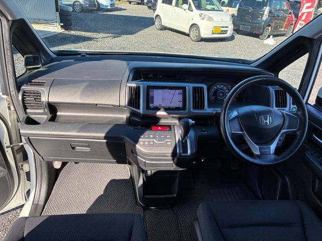 ステップワゴンスパーダ パワーエディション　ダブルエアコン　横滑り防止　ＡＡＣ　フルフラットシート　エアロ　盗難防止システム　ＢＴ　パワーステアリング　運転席エアバッグ　パワーウィンドウ　ＡＢＳ　３列シート　ＤＶＤ再生　アイドリングＳＴＯＰ（16枚目）