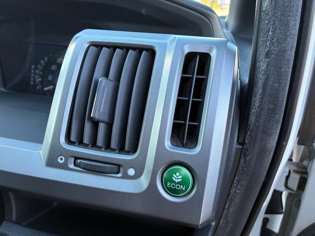 ステップワゴンスパーダ パワーエディション　ダブルエアコン　横滑り防止　ＡＡＣ　フルフラットシート　エアロ　盗難防止システム　ＢＴ　パワーステアリング　運転席エアバッグ　パワーウィンドウ　ＡＢＳ　３列シート　ＤＶＤ再生　アイドリングＳＴＯＰ（17枚目）