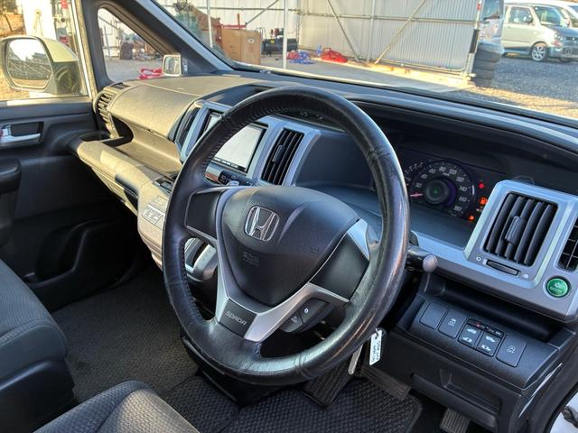 ステップワゴンスパーダ パワーエディション　ダブルエアコン　横滑り防止　ＡＡＣ　フルフラットシート　エアロ　盗難防止システム　ＢＴ　パワーステアリング　運転席エアバッグ　パワーウィンドウ　ＡＢＳ　３列シート　ＤＶＤ再生　アイドリングＳＴＯＰ（19枚目）