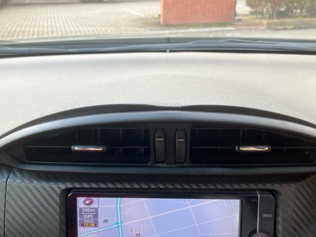 ８６ ＧＴリミテッド　保証１年　車検２年付き　ナビ　ＥＴＣ　パドルシフト　スマートキー　純正アルミホイール　オートエアコン　エアバック　パワーウィンドウ　衝突安全ボディ（17枚目）