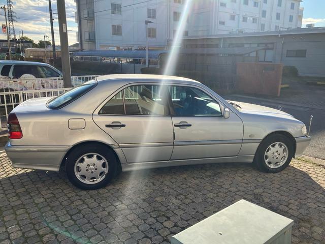Ｃクラス Ｃ２４０　後期型　左ハンドル　Ｗ２０２　純正アルミホイール　パワーシート　ディーラー車（11枚目）