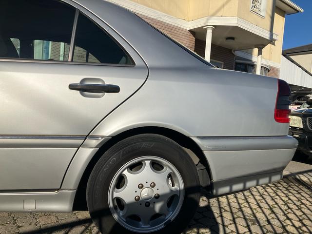 Ｃクラス Ｃ２４０　後期型　左ハンドル　Ｗ２０２　純正アルミホイール　パワーシート　ディーラー車（49枚目）