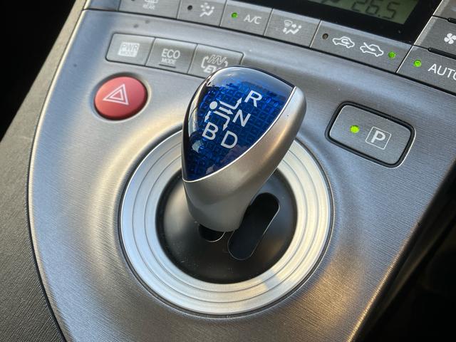 プリウスではお馴染みのシフトノブです。