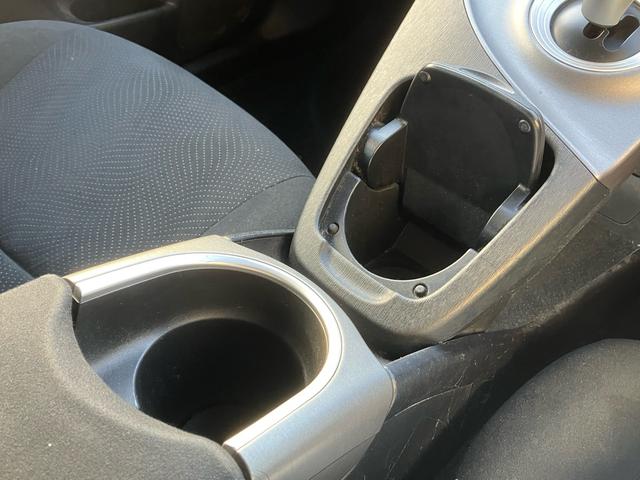 ドリンクホルダーも中央に２つございます。