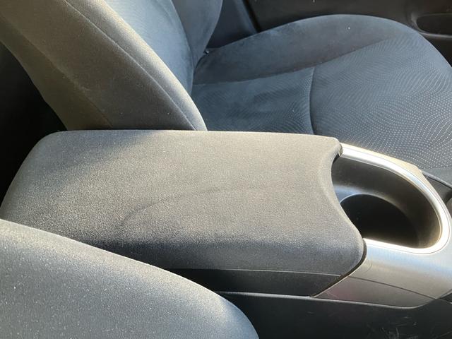 中央にひじ置きがございます。