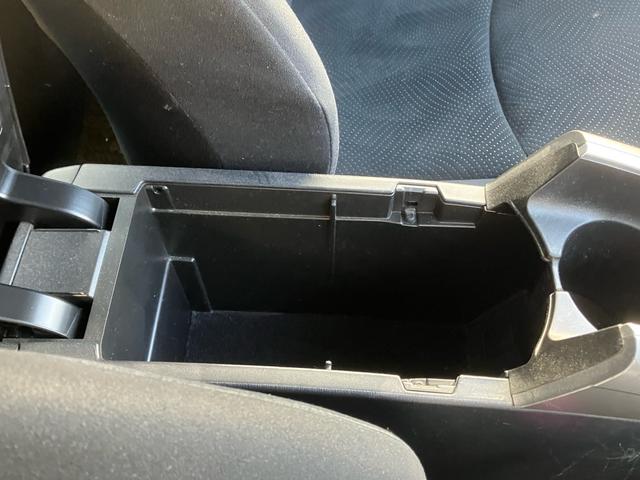 中には収納スペースとシガーソケットがございます。