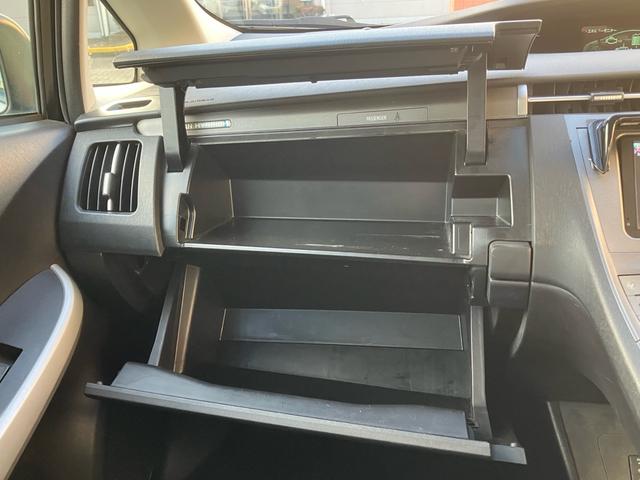 グローブボックスは上下に開き、多くの小物を収納可能です。