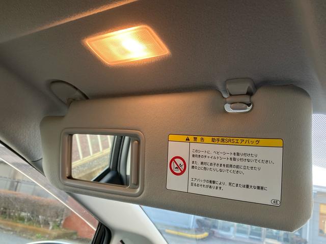 両席にミラーとライトが付いています。