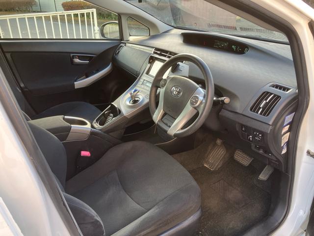 車内の使用感も少なく感じられます。