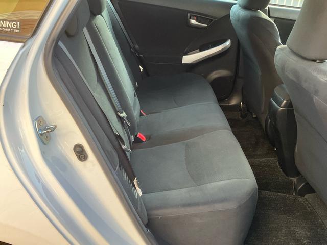 後席も使用感少なめです。