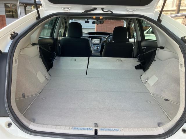 シートを倒すとさらに多くの荷物を収納可能です。