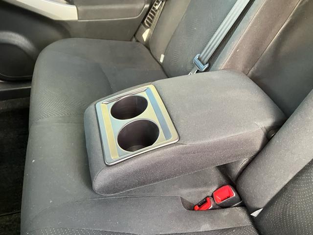 リヤシートにもドリンクホルダーがございます。