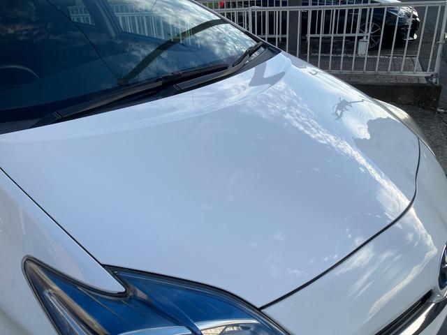 ホワイトのカラーはしっかりツヤがございます。