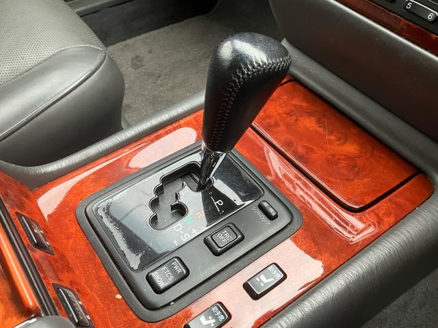 センチュリー フロアシフト 中期型 EMVデュアルパッケージ装着車 フロア6AT ナビ ETC マッサージ ドアミラー 本革 マルチ カーテン シートヒーター クルコン V12エンジン パワーシート オットマン DVD(24枚目)