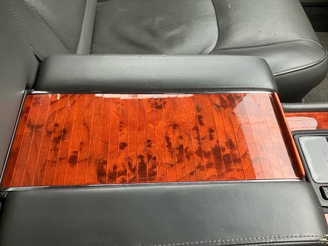 センチュリー フロアシフト 中期型 EMVデュアルパッケージ装着車 フロア6AT ナビ ETC マッサージ ドアミラー 本革 マルチ カーテン シートヒーター クルコン V12エンジン パワーシート オットマン DVD(27枚目)