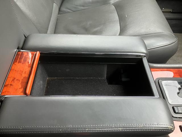 センチュリー フロアシフト 中期型 EMVデュアルパッケージ装着車 フロア6AT ナビ ETC マッサージ ドアミラー 本革 マルチ カーテン シートヒーター クルコン V12エンジン パワーシート オットマン DVD(28枚目)