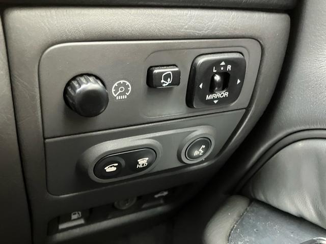 センチュリー フロアシフト 中期型 EMVデュアルパッケージ装着車 フロア6AT ナビ ETC マッサージ ドアミラー 本革 マルチ カーテン シートヒーター クルコン V12エンジン パワーシート オットマン DVD(31枚目)