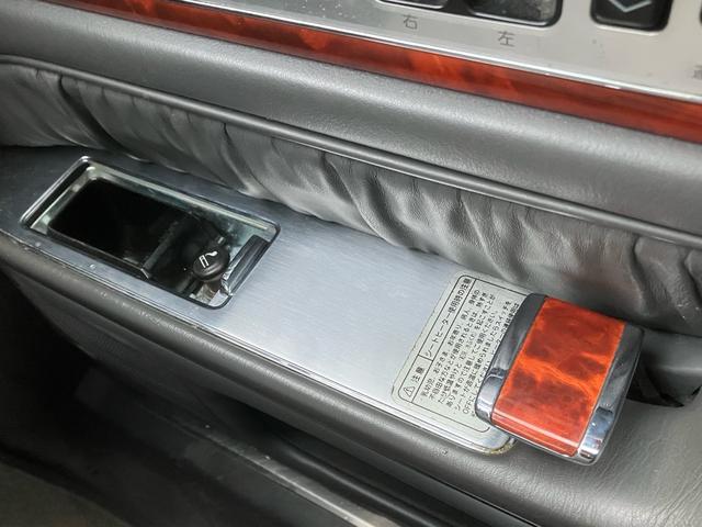 センチュリー フロアシフト 中期型 EMVデュアルパッケージ装着車 フロア6AT ナビ ETC マッサージ ドアミラー 本革 マルチ カーテン シートヒーター クルコン V12エンジン パワーシート オットマン DVD(32枚目)