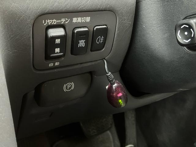 センチュリー フロアシフト 中期型 EMVデュアルパッケージ装着車 フロア6AT ナビ ETC マッサージ ドアミラー 本革 マルチ カーテン シートヒーター クルコン V12エンジン パワーシート オットマン DVD(33枚目)