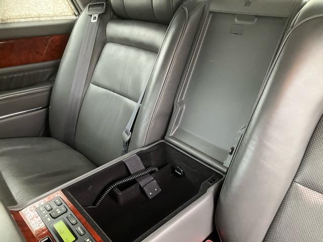 センチュリー フロアシフト 中期型 EMVデュアルパッケージ装着車 フロア6AT ナビ ETC マッサージ ドアミラー 本革 マルチ カーテン シートヒーター クルコン V12エンジン パワーシート オットマン DVD(46枚目)