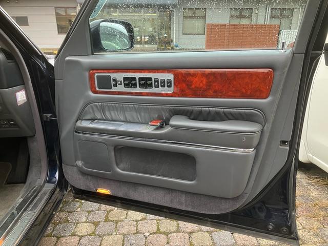 センチュリー フロアシフト 中期型 EMVデュアルパッケージ装着車 フロア6AT ナビ ETC マッサージ ドアミラー 本革 マルチ カーテン シートヒーター クルコン V12エンジン パワーシート オットマン DVD(64枚目)