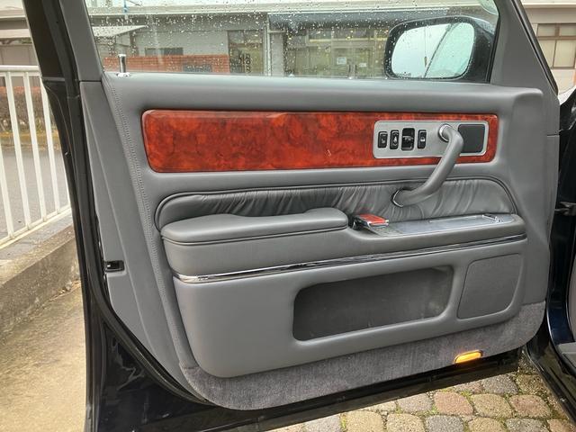 センチュリー フロアシフト 中期型 EMVデュアルパッケージ装着車 フロア6AT ナビ ETC マッサージ ドアミラー 本革 マルチ カーテン シートヒーター クルコン V12エンジン パワーシート オットマン DVD(66枚目)