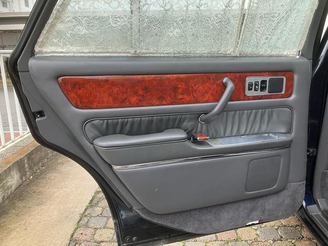 センチュリー フロアシフト 中期型 EMVデュアルパッケージ装着車 フロア6AT ナビ ETC マッサージ ドアミラー 本革 マルチ カーテン シートヒーター クルコン V12エンジン パワーシート オットマン DVD(67枚目)