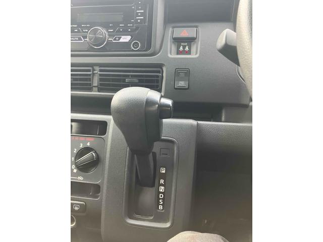 必ず使用するシフトレバー。確りと確認したいですね。