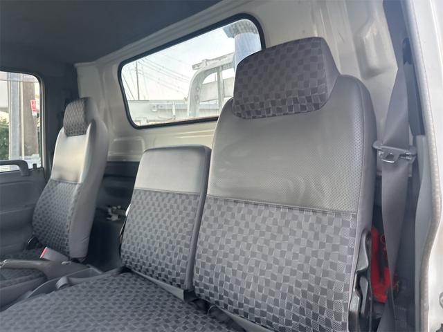 エルフトラック トラック MT 後輪ダブル アイドリングストップ 電動格納ミラー エアコン パワーウィンドウ 運転席エアバッグ(18枚目)