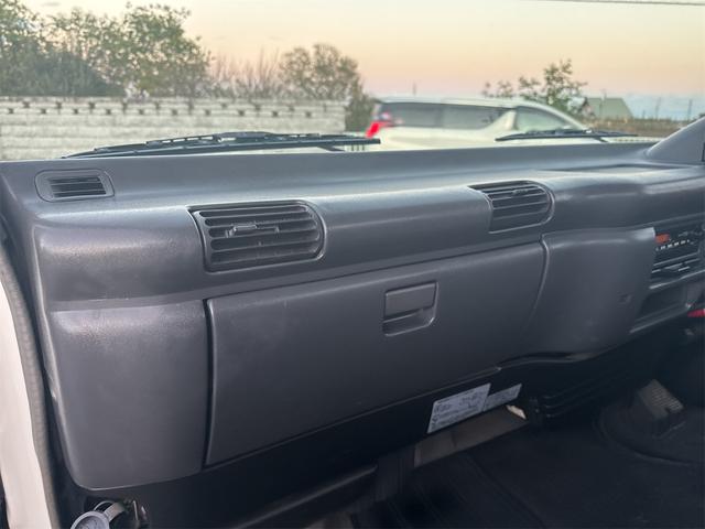 エルフトラック トラック MT 後輪ダブル アイドリングストップ 電動格納ミラー エアコン パワーウィンドウ 運転席エアバッグ(22枚目)