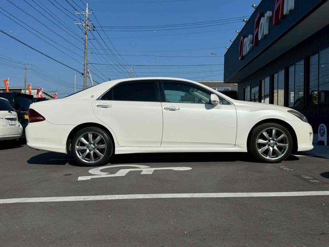 クラウン ２．５アスリート　ナビパッケージ　ＥＴＣ　オートクルーズコントロール　バックカメラ　ナビ　ＴＶ　アルミホイール　ＨＩＤ　ＡＴ　スマートキー　電動格納ミラー　盗難防止システム　パワーシート　ＣＤ　ＤＶＤ再生　ＭＤ（2枚目）