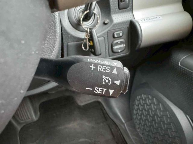 高速道路で便利なクルーズコントロール機能が付いていますよ。速度を設定するとアクセルを踏まなくても一定の速度で走ることができるので足を休ませる事ができますね。