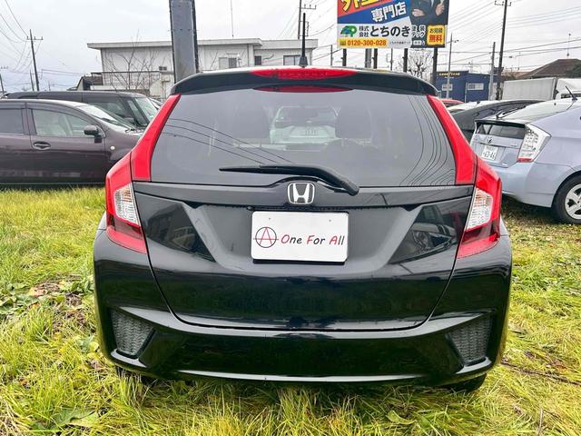 フィット １３Ｇ・Ｆパッケージ　ＥＴＣ　バックカメラ　ナビ　ＴＶ　アルミホイール　スマートキー　アイドリングストップ　ＣＶＴ　盗難防止システム　衝突安全ボディ　ＡＢＳ　ＥＳＣ　ＣＤ　ＤＶＤ再生　ＵＳＢ　Ｂｌｕｅｔｏｏｔｈ　エアコン（3枚目）