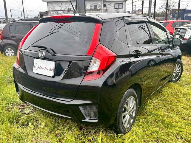 フィット １３Ｇ・Ｆパッケージ　ＥＴＣ　バックカメラ　ナビ　ＴＶ　アルミホイール　スマートキー　アイドリングストップ　ＣＶＴ　盗難防止システム　衝突安全ボディ　ＡＢＳ　ＥＳＣ　ＣＤ　ＤＶＤ再生　ＵＳＢ　Ｂｌｕｅｔｏｏｔｈ　エアコン（5枚目）