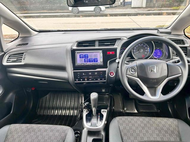 フィット １３Ｇ・Ｆパッケージ　ＥＴＣ　バックカメラ　ナビ　ＴＶ　アルミホイール　スマートキー　アイドリングストップ　ＣＶＴ　盗難防止システム　衝突安全ボディ　ＡＢＳ　ＥＳＣ　ＣＤ　ＤＶＤ再生　ＵＳＢ　Ｂｌｕｅｔｏｏｔｈ　エアコン（8枚目）